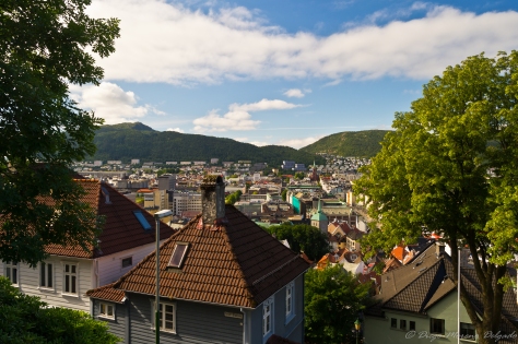 A mitad camino ya se observan los tejados de Bergen